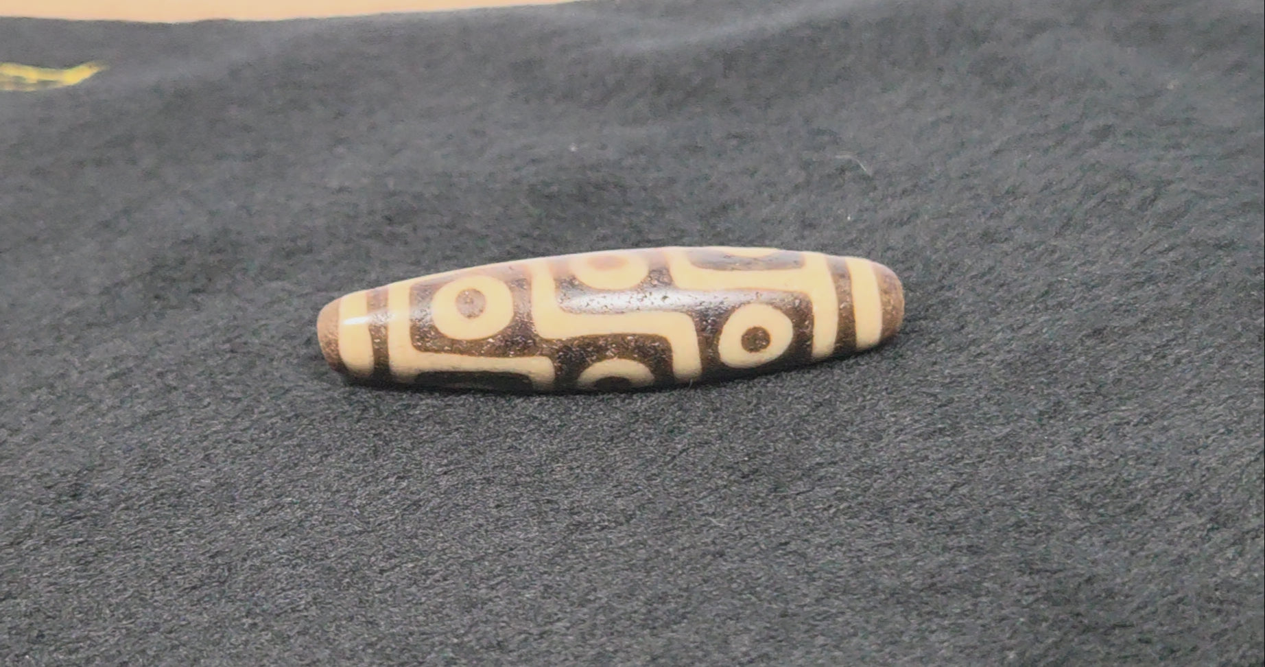 Ac-032326-9E5 UV light test footage, ancient nine eye dzi 53.1×12.8mm fluorescence verification, unretouched footage