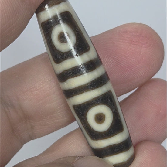 Ac-080425-4E 360° rotation, four eye square-framed motif, warm brown agate fusiform 49.5×12.6mm, unretouched footage