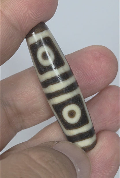 Ac-080425-4E 360° rotation, four eye square-framed motif, warm brown agate fusiform 49.5×12.6mm, unretouched footage