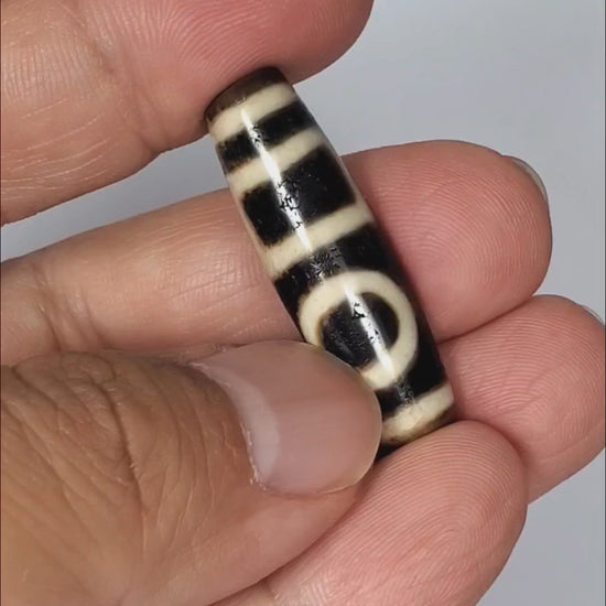Ac-052523-DHE 360° rotation, double heaven earth motif, pitch-black agate fusiform 36.2×10.8mm, unretouched footage