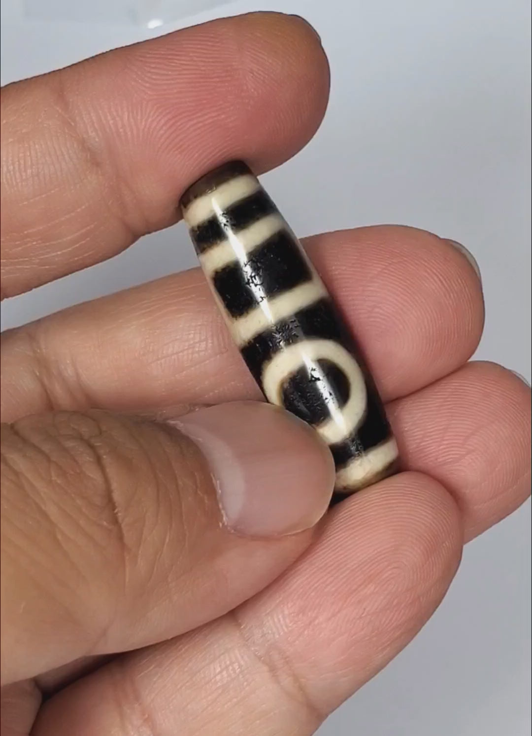 Ac-052523-DHE 360° rotation, double heaven earth motif, pitch-black agate fusiform 36.2×10.8mm, unretouched footage