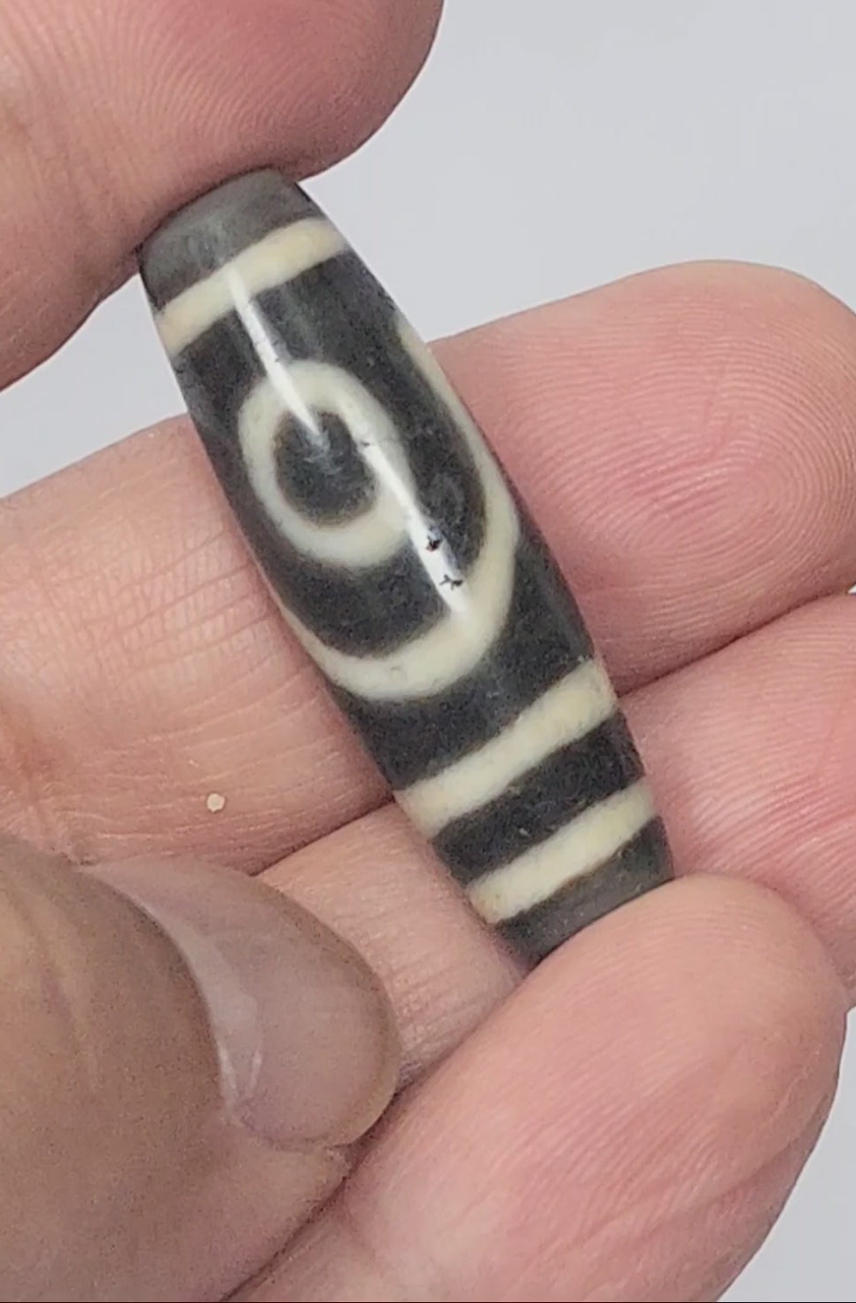 Ac-052525-2E 360° rotation, ancient two eye dzi spiral and ring eyes, cool grey-brown agate 38.4×11.8mm, unretouched footage