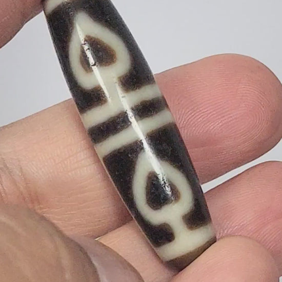 Ac-070625-FLB3 360° rotation, four leaf bodhi motif, pitch-black agate fusiform 47.6×12.6mm, unretouched footage