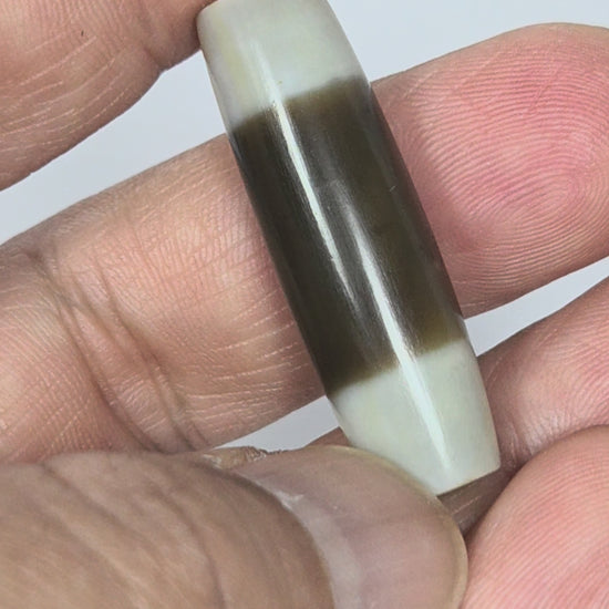 At-020726-Chung antique Chung dzi 措思天珠, 38.2×11.5mm, full rotation, natural bicolour agate, unretouched footage