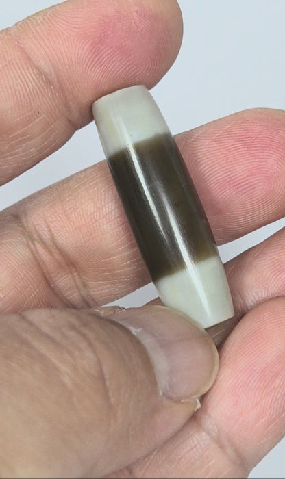 At-020726-Chung antique Chung dzi 措思天珠, 38.2×11.5mm, full rotation, natural bicolour agate, unretouched footage