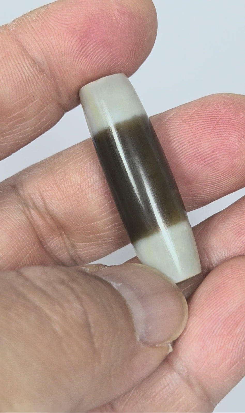At-020726-Chung antique Chung dzi 措思天珠, 38.2×11.5mm, full rotation, natural bicolour agate, unretouched footage