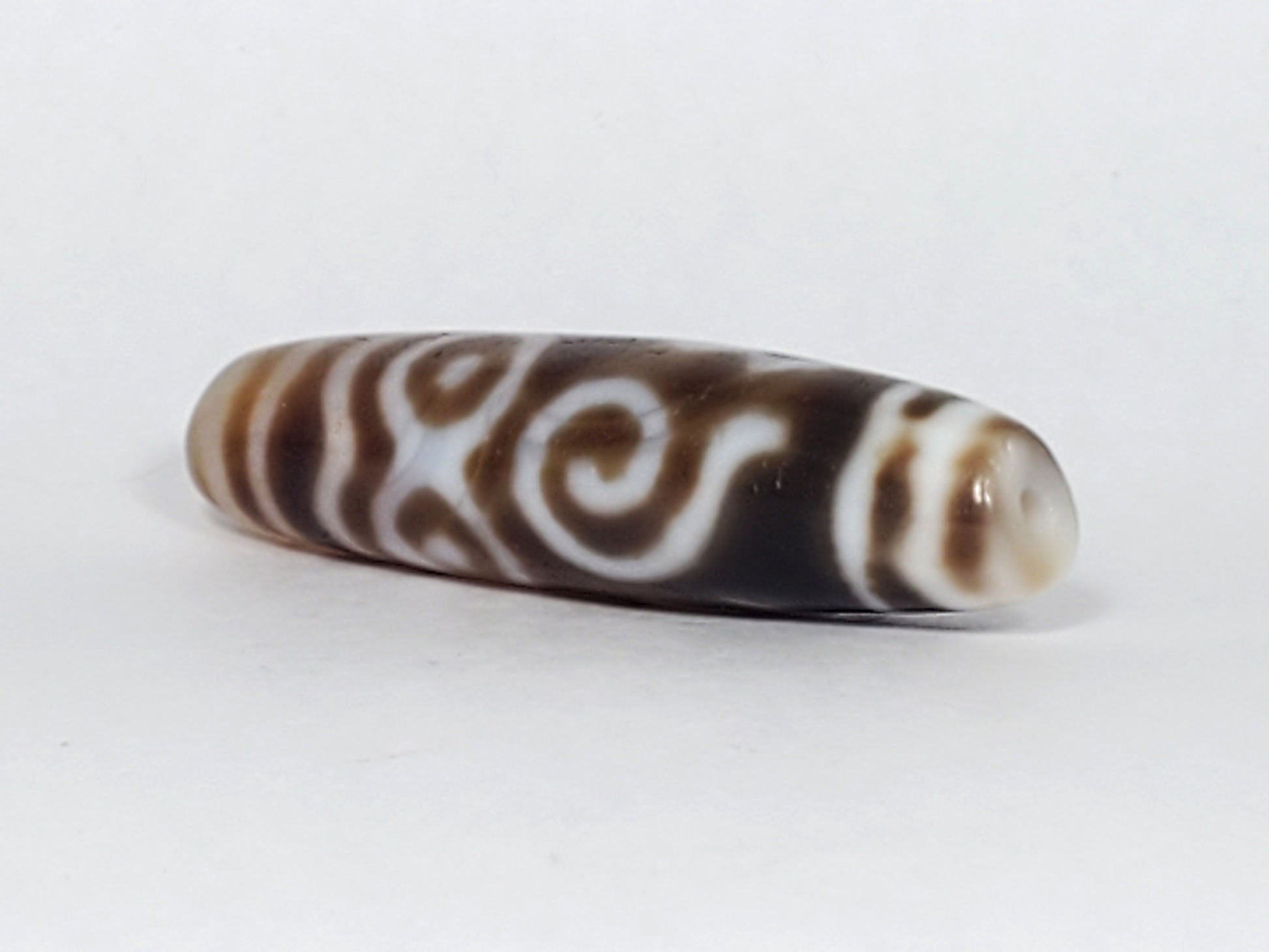 At-061926-PDEBS angled tip A, honey-tan end cap, scroll motif wrap, high-gloss surface, unretouched