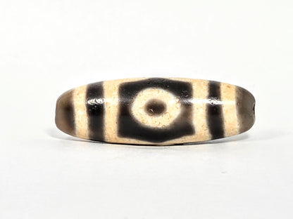 V-071126-3E cream-dominant face, single eye centred, vintage three eye Taiwan dzi 39.3×13.3mm, 1980s, unretouched