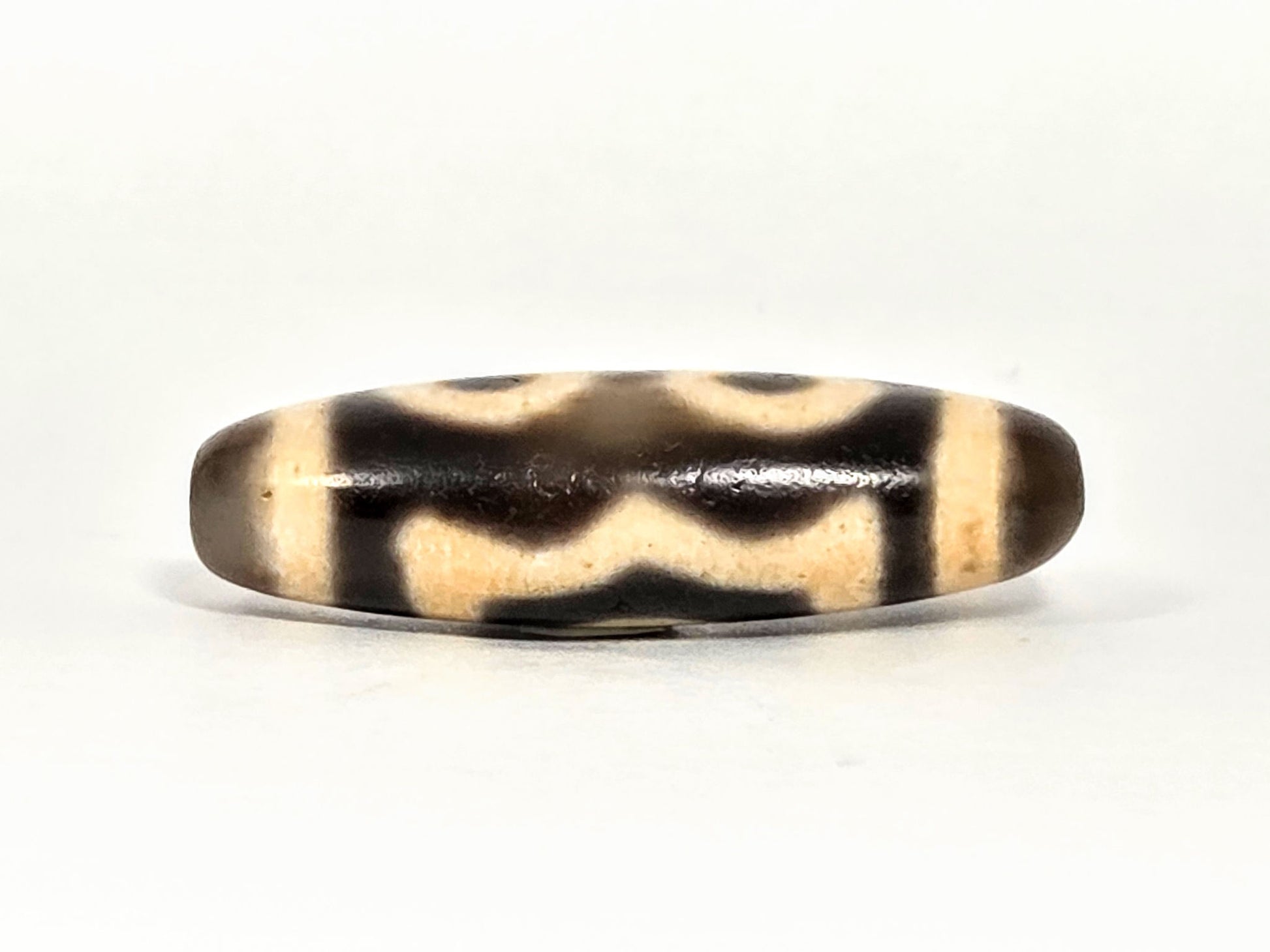 V-071126-3E opposite connector face, wave pattern both registers, cream and pitch-black, vintage dzi, unretouched