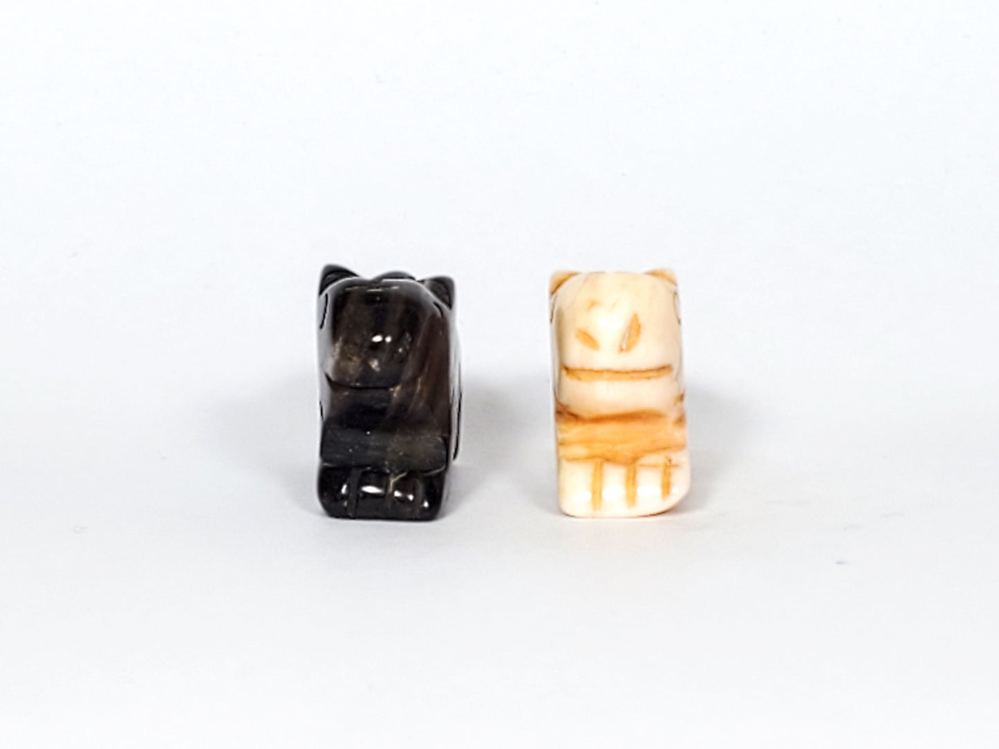 一对古董藏式雕刻土拨鼠珠