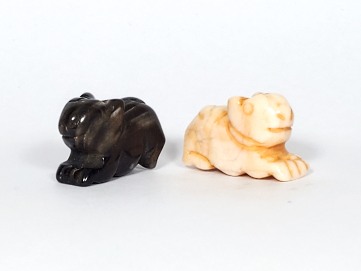 一对古董藏式雕刻土拨鼠珠