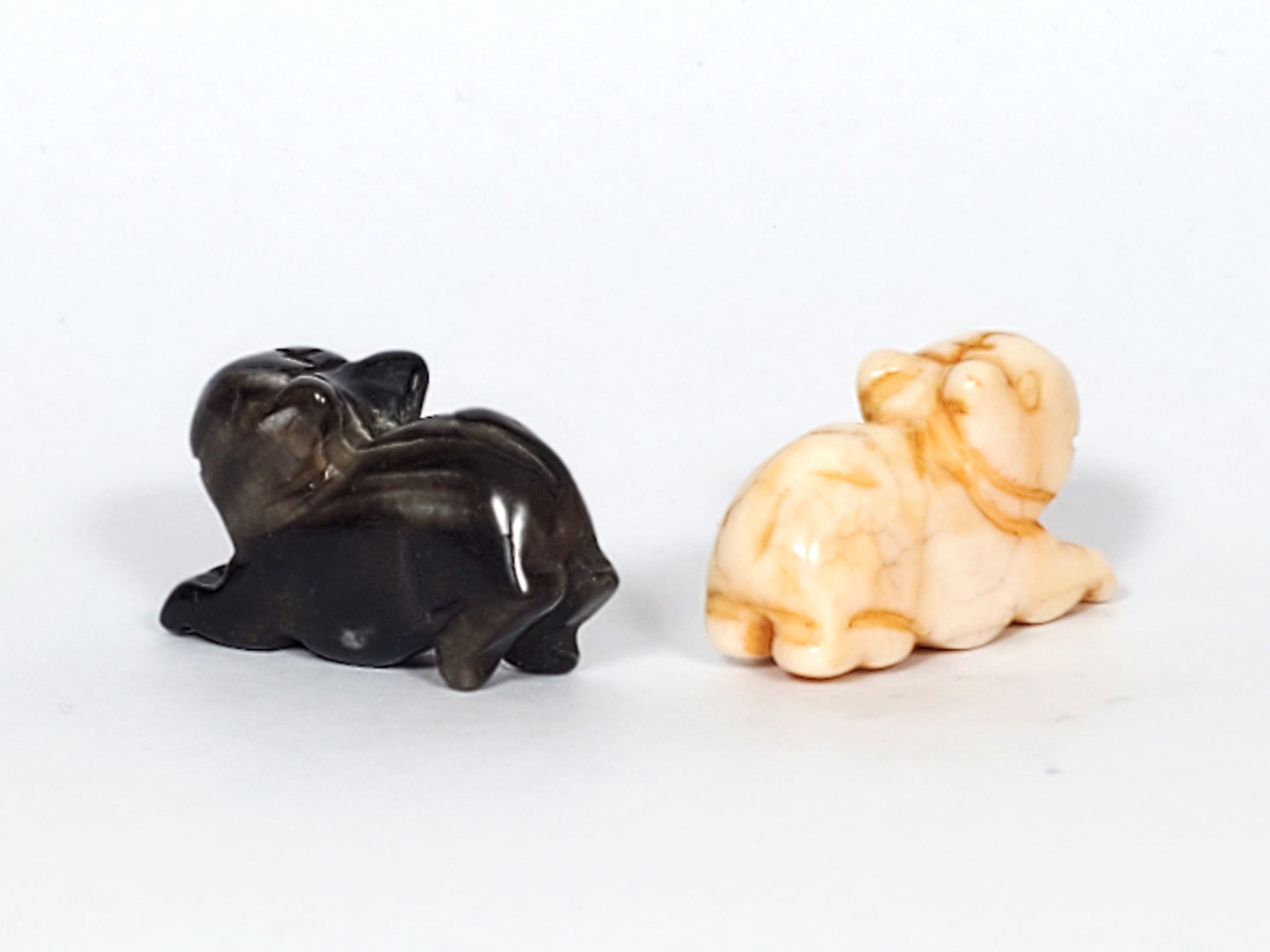 一对古董藏式雕刻土拨鼠珠
